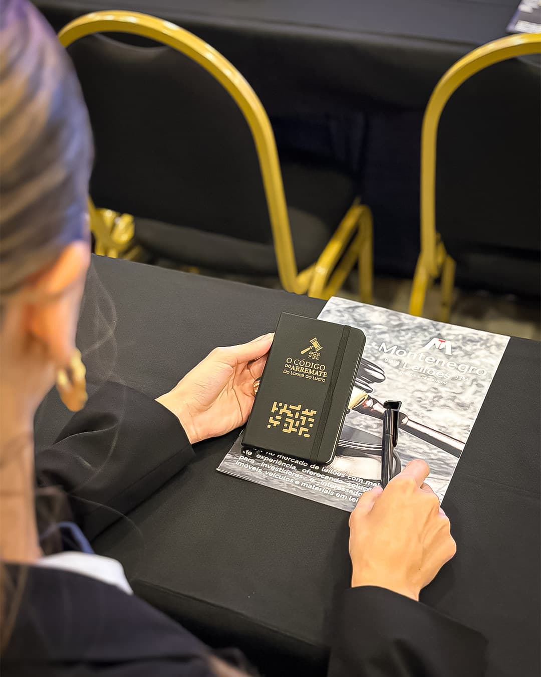 Material oficial do evento nas mãos de uma participante